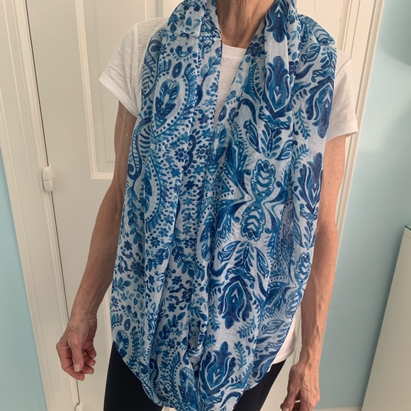 Blue and white infinity scarf - Picture 2 of 2